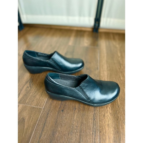 Clarks Women's Black Slip Resistant Leather Slip On Shoes - Picture 3 of 9